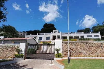 Image de SkyView, a spacious modern cottage.