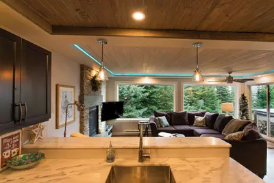 Image de Cozy Ski Retreat at Big White Ski Resort! with Hot Tub, Ski in & Ski out access!