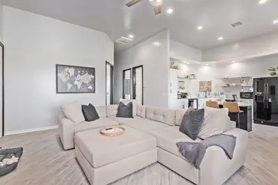 Image de New, Private Guest House with Garage and Gym