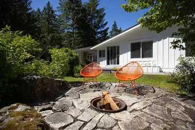 Image de Peaceful/stylish 4 bdrm, 2 bath. Hot tub and massage chair, 35 min to Whistler.