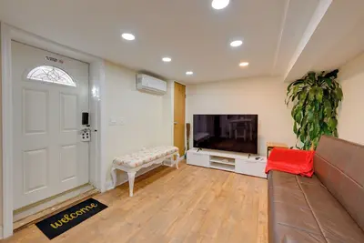 Image de Lovely Elmont Apartment - Walk to Bus Stop!