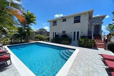 Image de Roomy Lower 3 Bedroom West Coast Property with Pool