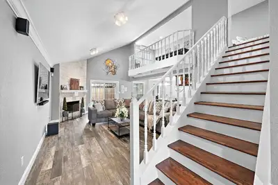 Image de Cozy 4br Houston Home in International District<br>Fast Wi-Fi, fully stocked kitchen, 2 free parking spots, and pet-friendly!