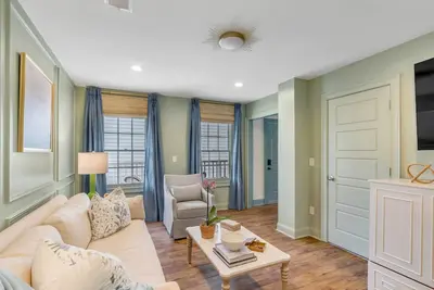 Image de New! Historic, Professional Decorated 2 Bedroom Home Just 1 Block to King St. !