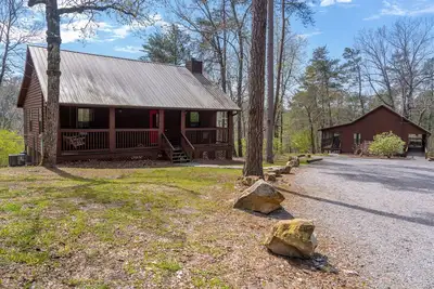Image de Quiet and cozy cabin minutes away from Noccalula Falls Park and all the trails.