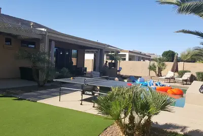 Image de 15 min to stadium 2500 sq ft house with heated pool, shuffle board, putting area