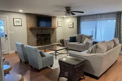 Image de Georgetown's \"Hidden Gem\"! A renovated Southern home 3 min from Front Street