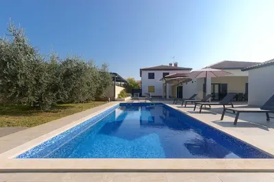 Image de Belle villa moderne de 4 chambres avec piscine pouvant accueillir jusqu'à 9 personnes