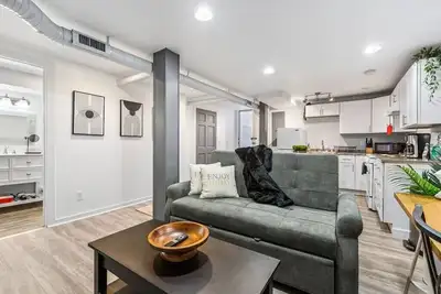 Image de 800 Sqft Basement w/ Full Kitchen + Near Downtown