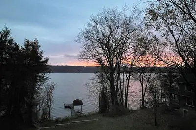 Image de Beautifully remodeled lake house, 5 minutes from downtown