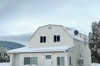 Image de Secluded, Cozy Cabin- Great views, 6 min from hot pools