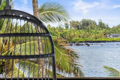 Image de Authentic Hawaiian Beach House On Hana Bay. 5-minute walk to beaches and town.
