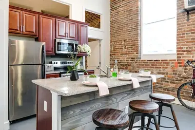 Image de Cozy renovated apt walking to Main St Station &Mcv