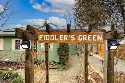 Image de Fiddlers Green - Tragically Hip themed cottage