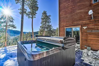Image de Expansive Evergreen Home w/ Hot Tub & Deck!