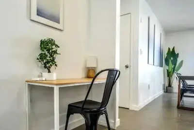 Image de #17 Executive King Bed Home by Joyful Moments