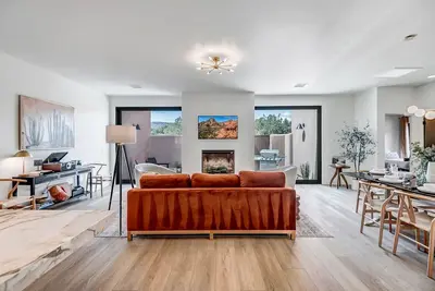 Image de Stylish, custom house built in 2022, walk to dining/shops!