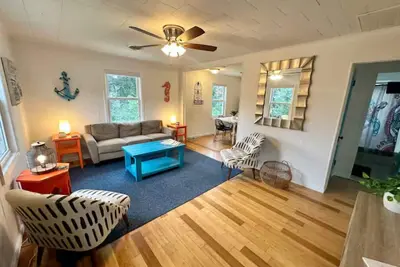 Image de SandyPaws-0. 5mi ToSound & 1mi ToBeach PetFriendly!