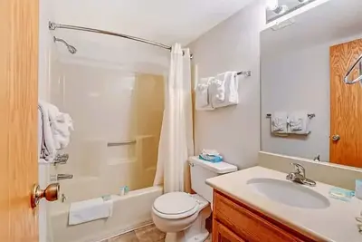 Image de Convenient Location with Bus to Slope