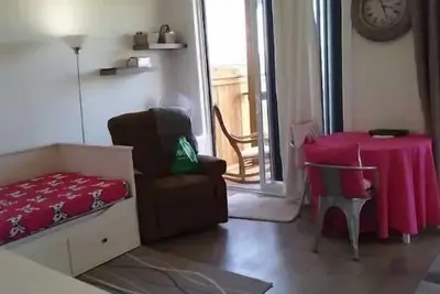 Image de Studio apartment with separate entrance ensuite laundary