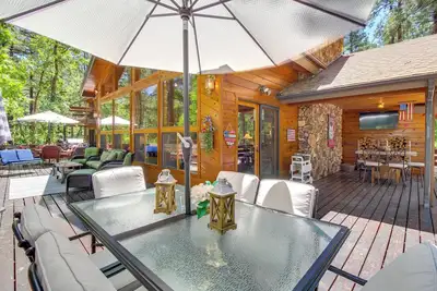Pinetop Cabin w/ Private Patio on Eighth Green!