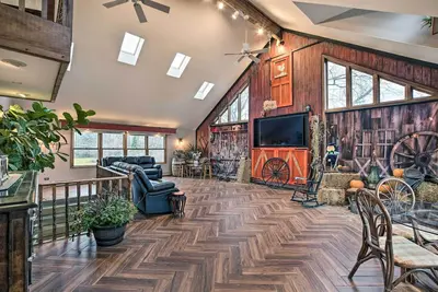 Image de Pet-Friendly Bartlett Farmhouse w/ Deck!