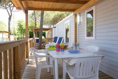 Image de Maison mobile avec terrasse en bois à moitié imaginée