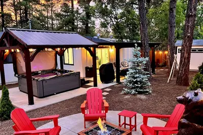 Image de Unique 3br Bungalow by Brewery & Central to town - Hot Tub + Ac