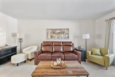 Image de Corporate Housing Townhouse Cozy yet spacious with finished basement.