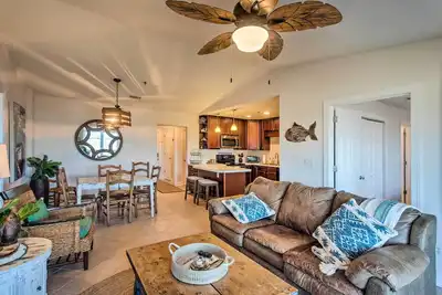 Image de 3rd-Floor Riverfront Condo: Walk to Downtown Eats!