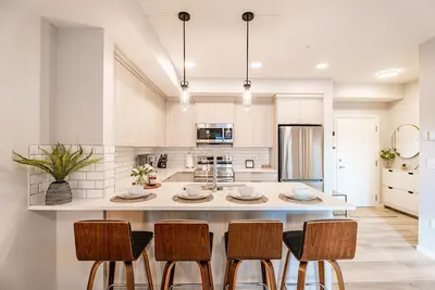 Image de Modern Condo w/Ac, close to Yyc