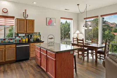 Image de Stylish and comfortable home in a prime location. Close to golf, hiking & biking