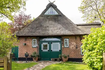 Image de Petite maison 'Reetdachhaus Bischoff' avec terrasse privée, jardin privé et Wi-Fi.