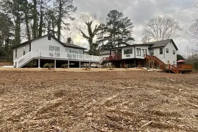 Image de Newly Renovated Home w/Guest House & Game Room — 5 min from Stone Mountain!