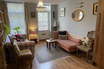 Image de Quirky town centre apartment with river terrace