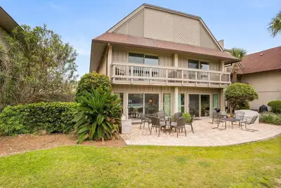 Image de \"Frippside\" Villa: Poolside Retreat Steps from Beach, Dining, and Fun on Fripp Island!
