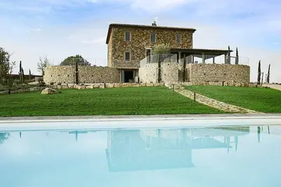 Image de Villa Edesia: A characteristic and welcoming three-story villa surrounded by meadows and by green hills, with Free Wi-Fi.
