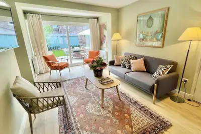 Image de Central townhouse with off-road parking and garden