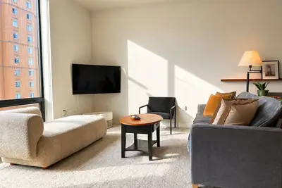 Image de East Side Luxury 1br Apt - Near Brady St with Balcony and Lounge | Sleeps 4