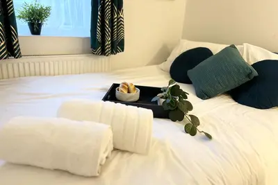 Image de Contemporary 2 bed Apt Close to Mall with Free Parking & Fast Wifi