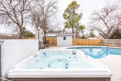 Image de Lake Hefner 🎣 Swimming Pool 🏊 Hot Tub Game Room 🎱 Pool Table 🐶