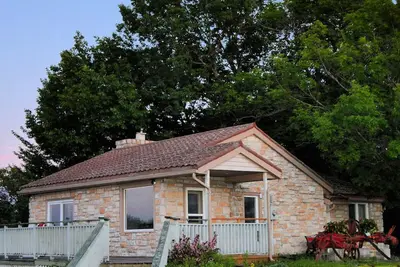 Image de New Lakefront Cottage