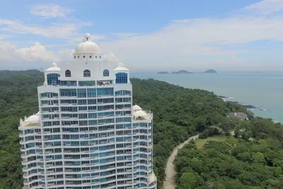 08b Stunning Rooftop Pool-360 Views of Sea & Canal