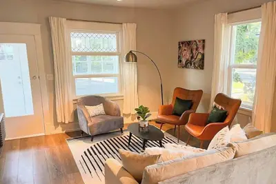 Image de Modern Comfort in a Bright Nampa Retreat