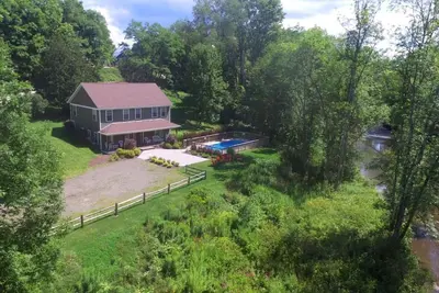 Image de Creekside Cottage  - Sleeps 10 - Heated Pool!