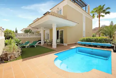 Image de Villa de vacances 'Villa Solymar' avec vue sur la mer, piscine privée et Wi-Fi.