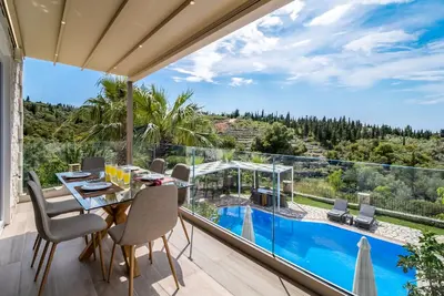 Image de Villa \"Thanasis\" avec vue sur la mer, piscine privée et Wi-Fi.