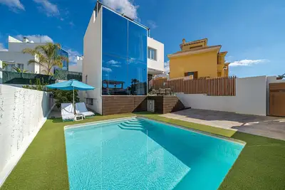 Image de Maison de vacances \"Cristal\" avec vue sur la mer, piscine et Wi-Fi.