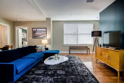 Image de Spacious Designer Abode! Walk to Best Sips & Eats!