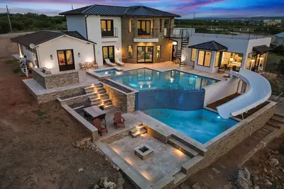 Image de *New Pk Slide* 5 bed, 6 bath home with pool/hot tub. Hell's Gate View! !